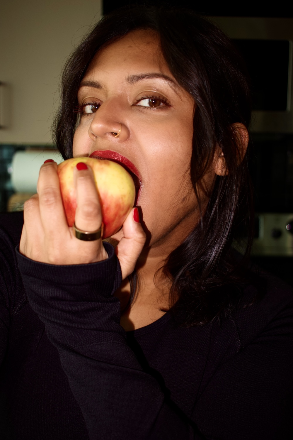 xoxokaymo eating an apple apple shape body wellness for hashimotos pcos hypothyroidism