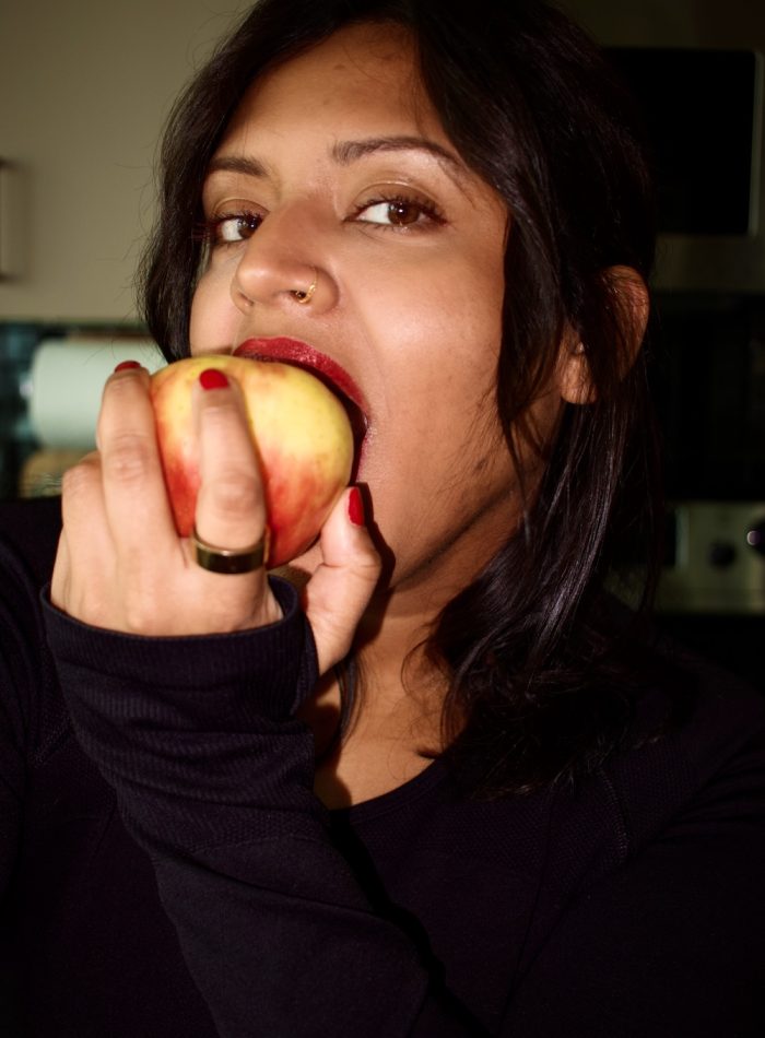 xoxokaymo eating an apple apple shape body wellness for hashimotos pcos hypothyroidism